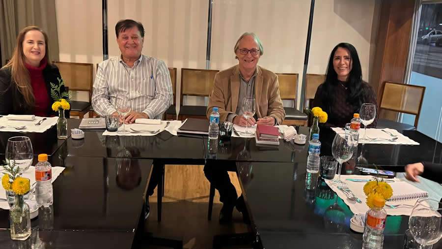 Dupla feminina compõe a mesa da diretoria, da esquerda para direita: Beatriz Herranzt, Gilberto Villela, Anselmo Abrantes Fortuna e Liliane Guimarães – Foto: José Luis Florippes Lima