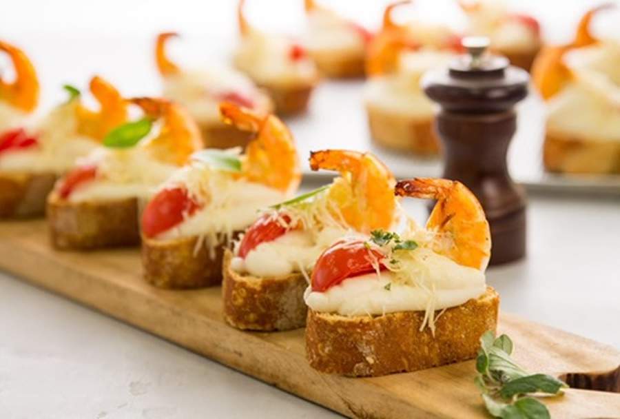 Bruschetta com creme de queijo e camarões