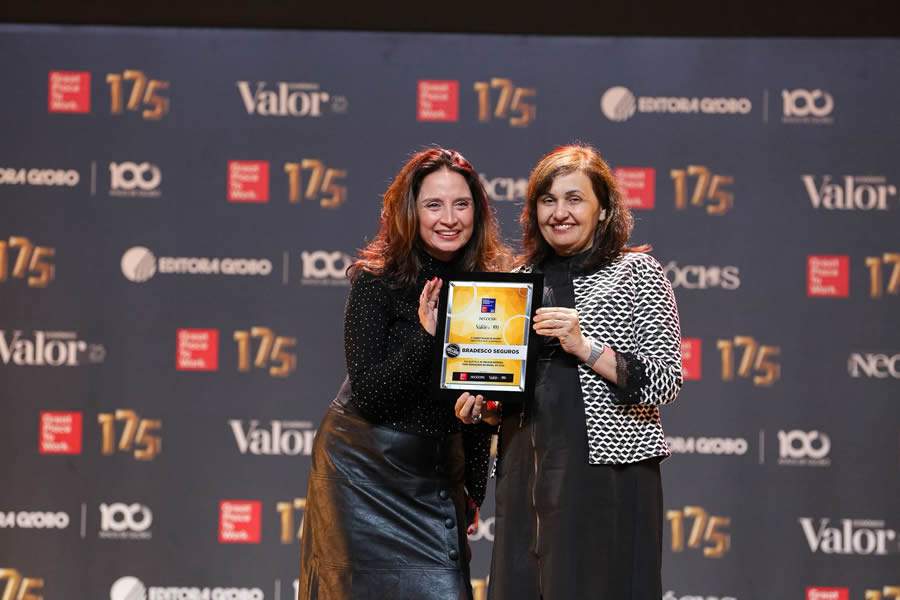 Andrea Carrasco, Superintendente Sênior de Recursos Humanos, do Grupo Bradesco Seguros recebe o reconhecimento