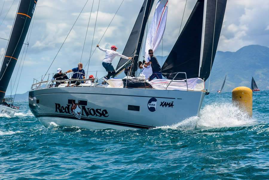 Barco Xam&atilde; durante a regata decisiva neste domingo / Cr&eacute;dito: Aline Bassi / Balaio de Ideias