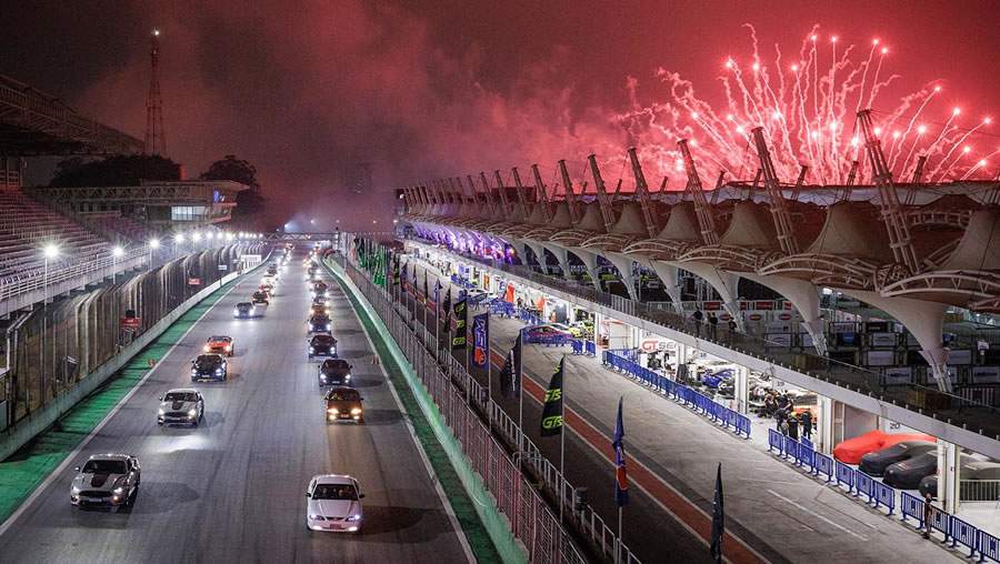 Ford comemora os 60 anos do Mustang com desfile hist&oacute;rico em Interlagos