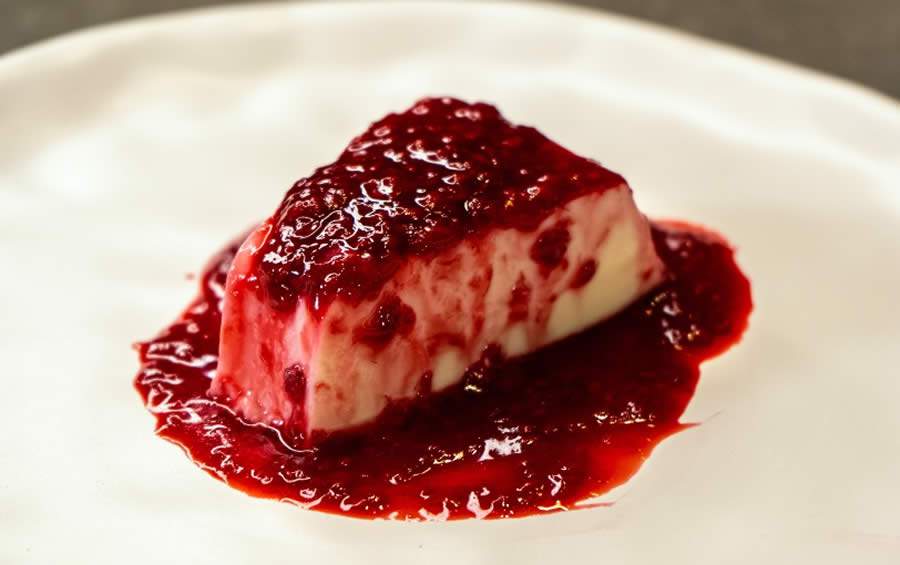 Dia das Mães: ﻿Glauber Britto, do canal Champagne com Dendê, ensina a preparar Pudim de Frutas Vermelhas para o almoço especial