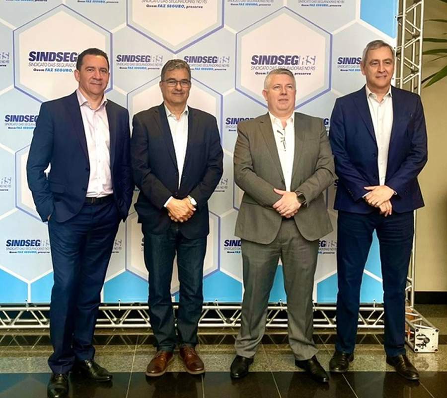 Na foto: Dyogo Oliveira, presidente da CNseg; Natanael Castro, diretor-executivo da FenaCap; Ederson Daronco, presidente do Sindicato das Empresas de Seguros do Rio Grande do Sul (SindsegRS); e André Nunes, diretor de Assuntos Corporativos, Institucionais e Sindicais da CNseg