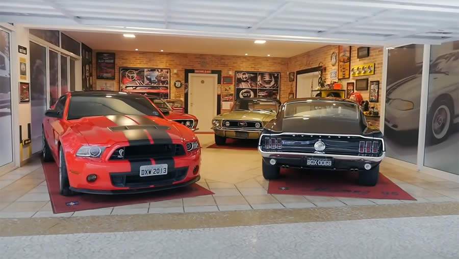 Empresário monta coleção e garagem temática dedicada ao Mustang