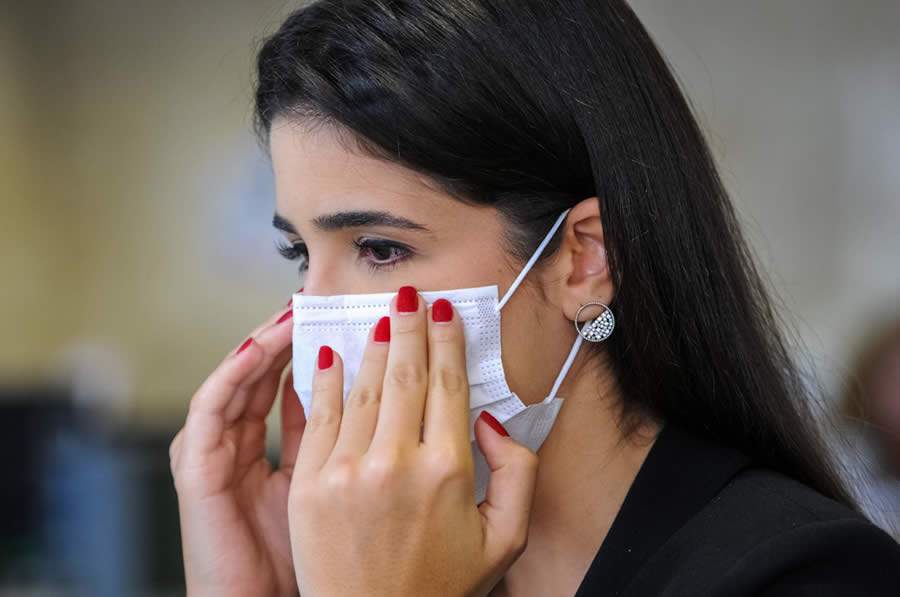 Elástico da máscara pode causar irritação e feridas atrás da orelha; saiba como evitar