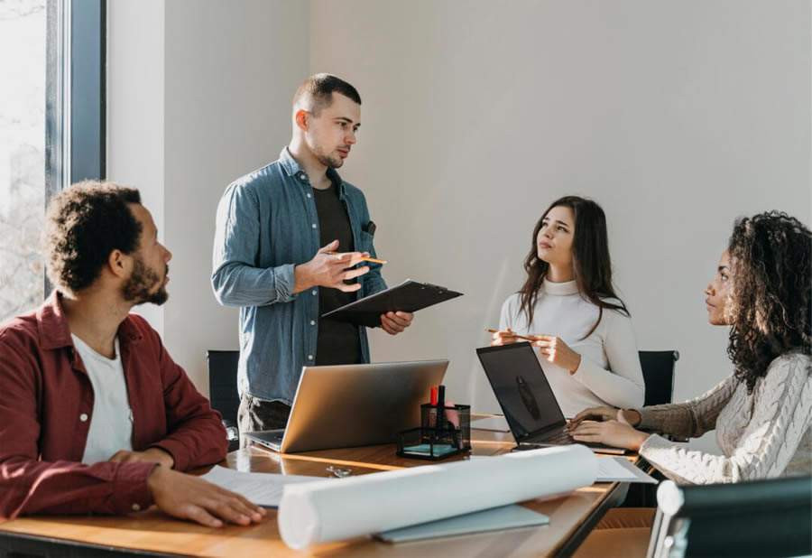 Semana de trabalho de 4 dias aumenta a produtividade? Especialista analisa novo estudo