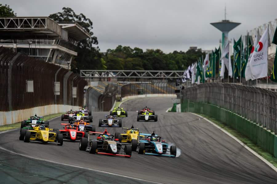 Freada no Esse do Senna ap&oacute;s a largada: o pole Monteiro manteve a dianteira (Duda Bairros/Vicar)