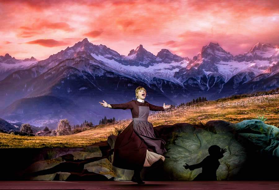 FOTOS - CENA - A NOVI&Ccedil;A REBELDE