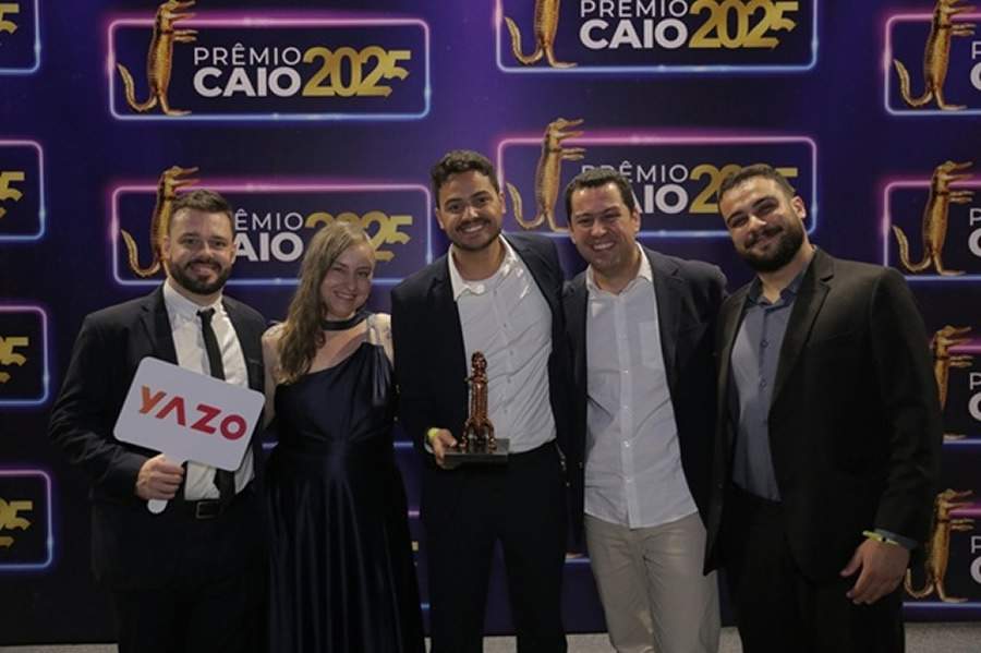 Coordenador de Eventos da Amil, Pedro Peixoto (com o trof&eacute;u), celebra a conquista do Pr&ecirc;mio Caio com a equipe da Yazo