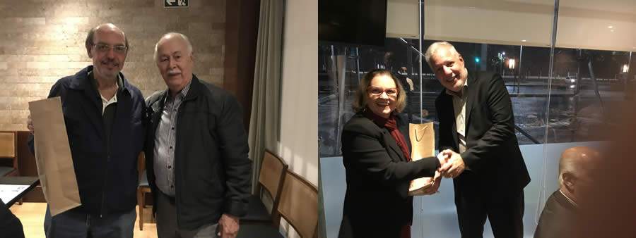 &Agrave; esquerda, Neival Freitas recebe o brinde de aniversariante de novembro de Jorge Carvalho, diretor do Clube da Bolinha e Jos&eacute; Ant&ocirc;nio Maia Pi&ntilde;eiro, aniversariante de dezembro, de Vania Absal&atilde;o &ndash; Foto: Divulga&ccedil;&atilde;o