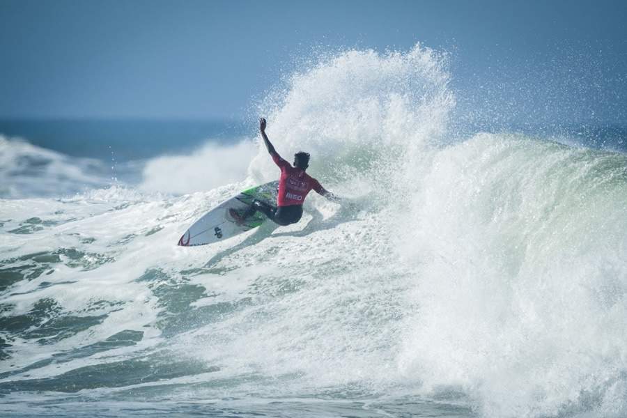 Samuel Pupo segue na busca do bicampeonato (Cr&eacute;dito: @WSL / Damien Poullenot)