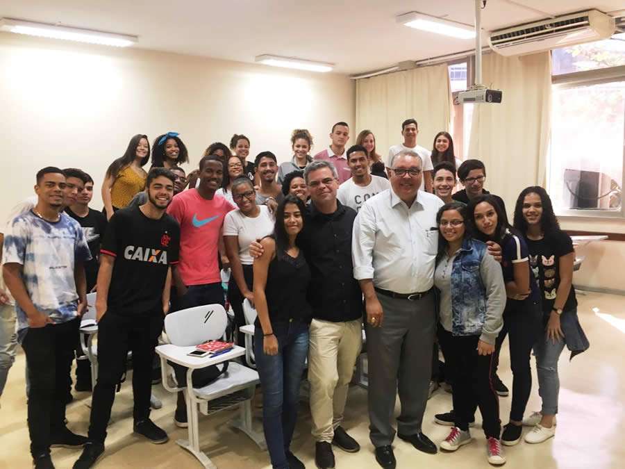 Arley Boullosa e Fernando Vieira com jovens da Rocinha, ministrando aulas sobre seguros