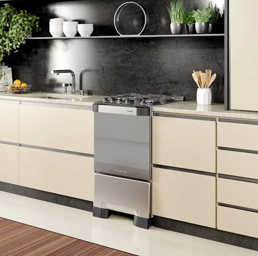 Facilitando a vida e prolongando a vida &uacute;til dos eletrodom&eacute;sticos, o processo de limpeza de fornos e fog&otilde;es requer alguns cuidados espec&iacute;ficos. Para evitar manchas, desgastes, ferrugens ou amarelamentos, &eacute; importante seguir as orienta&ccedil;&otilde;es do fabricante. Na imagem, o Fog&atilde;o Mueller Decorato Vetro Inox com mesa de vidro 4 bocas traz modernidade e facilidade para o dia a dia dos moradores. | Foto: Divulga&ccedil;&atilde;o Mueller