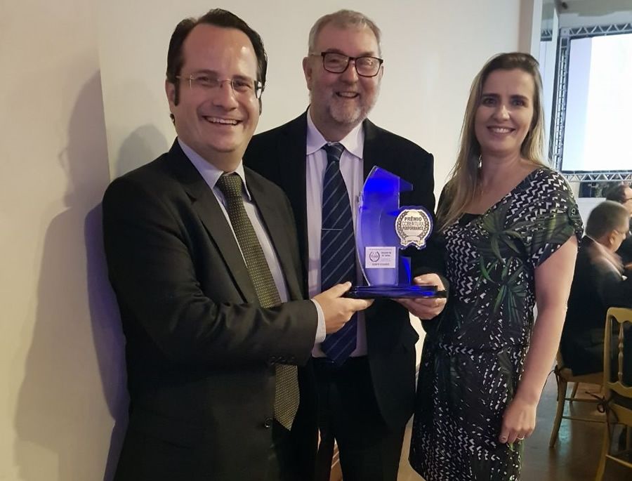 Jo&atilde;o Carlos F Mendon&ccedil;a Marcos Costa e Fabiana Medina com o Pr&ecirc;mio de RC Geral