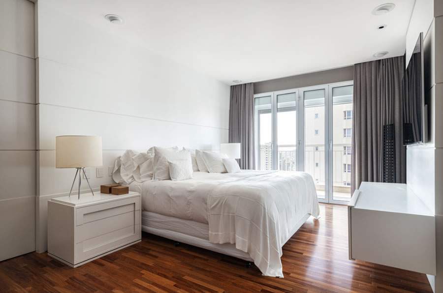 Para definir o colchão, o morador e o profissional de arquitetura devem levar em conta, entre tantos atributos, o conforto para noites muito bem dormidas | Projeto de Dantas &amp; Passos Arquitetura | Foto: Maura Mello