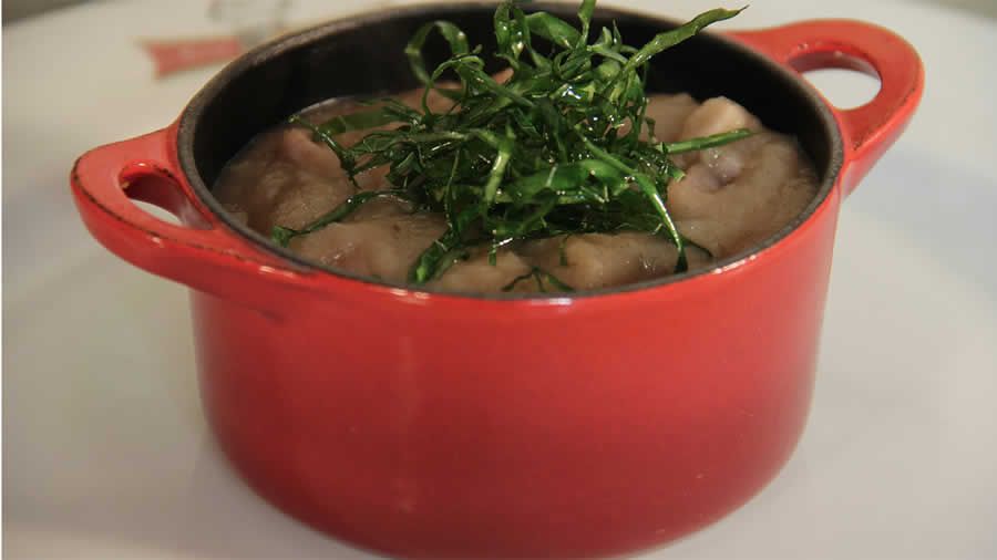 Sopa de Pinhão com Cracóvia e Especiarias