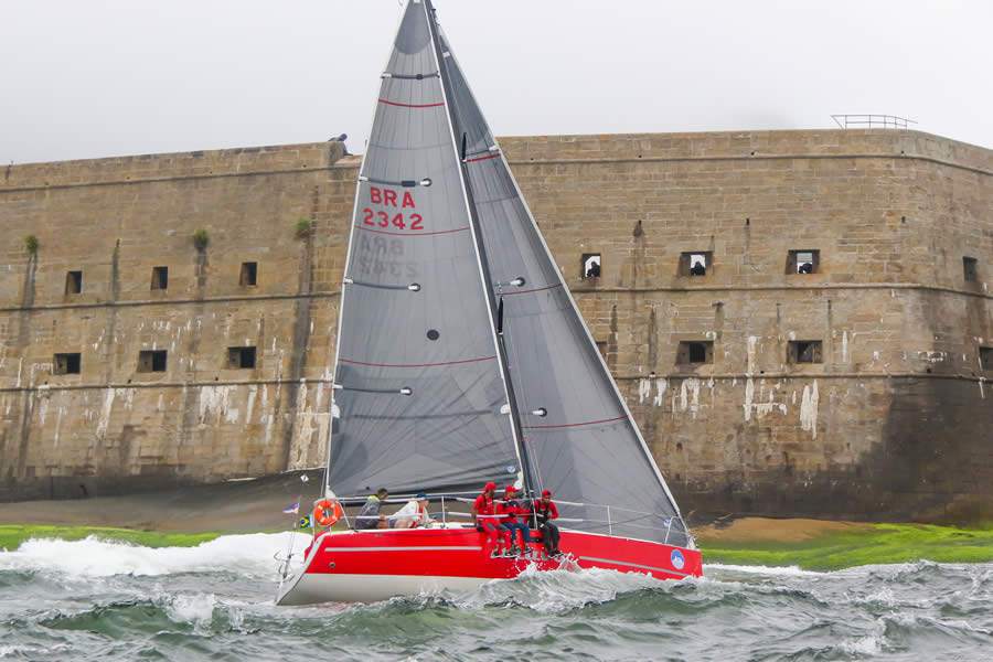 Foto: Barco Bravo-GOFit durante o 51&ordm; Circuito Rio (Cr&eacute;dito: Fred Hoffmann) e barco Xam&atilde; na 70&ordf; Santos-Rio (Cr&eacute;dito: Aline Bassi)