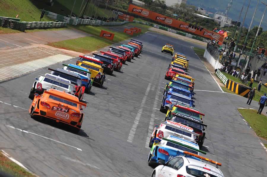 Grid da Stock Car em 2014 em Brasília, último ano de atividades do autódromo - (Duda Bairros/Stock Car)