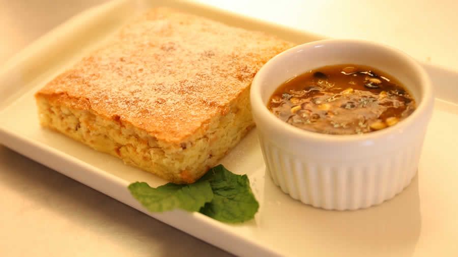 Brownie com Chocolate Branco com Castanha de Caju e calda de Maracujá - Andressa Schmidt