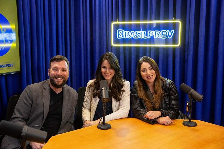 Rodrigo Caravelli, superintendente de Novos Canais da Brasilprev, a apresentadora Bia Bauer e a influencer Fran Rezende que participa de um dos epis&oacute;dios
