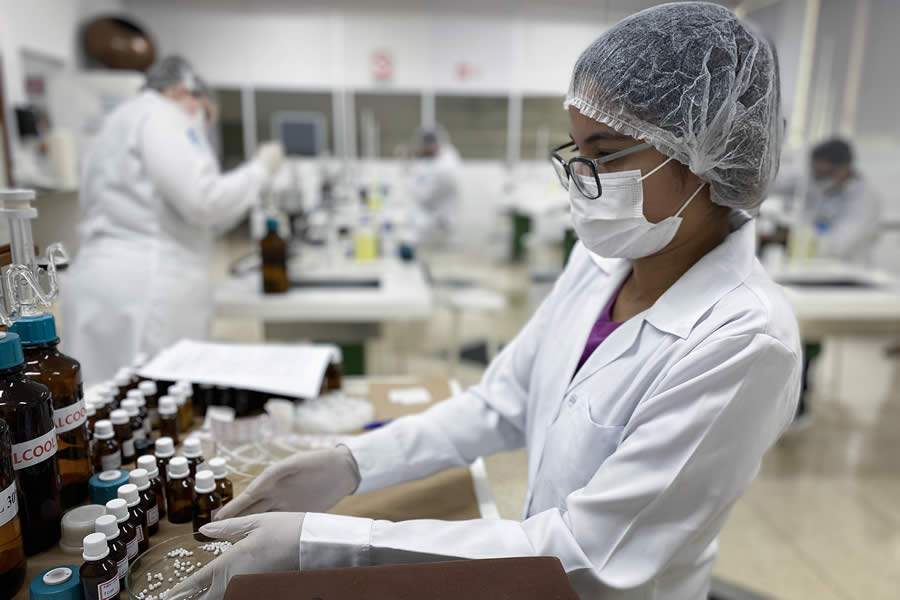  Curso t&eacute;cnico em Farm&aacute;cia utiliza estrutura completa da universidade - Marketing Unoeste