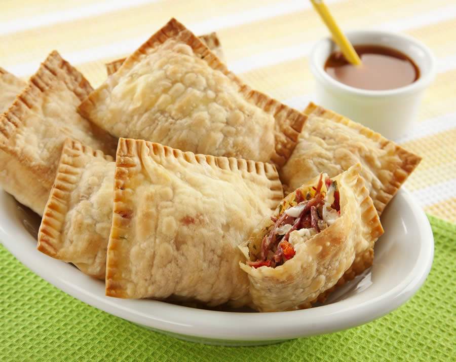 Pastel assado com carne-seca e requeij&atilde;o