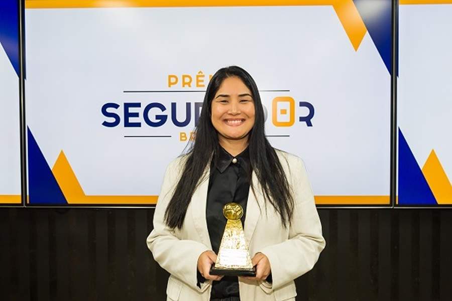 Paula Toguchi, diretora de produtos, recebendo o Pr&ecirc;mio Segurador Brasil