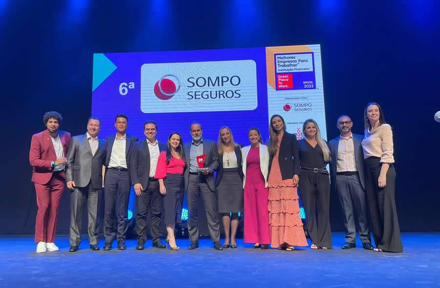 Equipe da Sompo Seguros no palco da premia&ccedil;&atilde;o do Ranking Melhores Empresas Para Trabalhar GPTW &ndash; Institui&ccedil;&atilde;o Financeira 2023