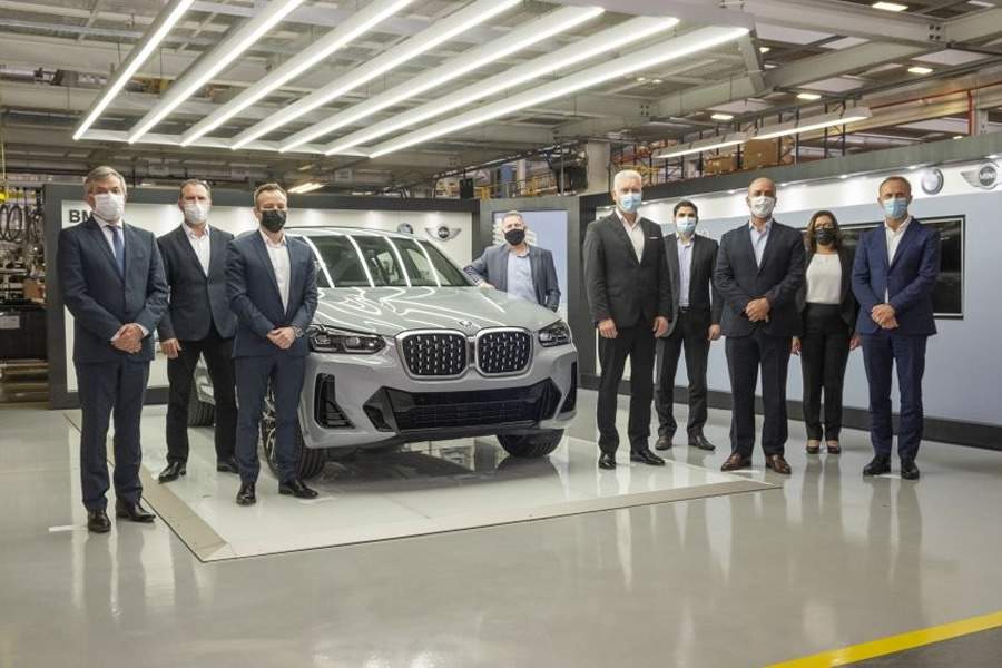 Da esquerda para a direita: Paulo Eli, Secret&aacute;rio de Fazenda de Santa Catarina, Ot&aacute;vio Rodacowski, Diretor Geral da Planta Araquari do BMW Group; Aksel Krieger, Presidente &amp; CEO do BMW Group Brasil; (na linha da frente &agrave; direita) Alexander Wehr, Presidente e CEO do BMW Group para Am&eacute;rica Latina; Carlos da Costa, Secret&aacute;rio Especial de Produtividade e Competitividade do Minist&eacute;rio da Economia; Marcos Wollens, Diretor de Produ&ccedil;&atilde;o do BMW Group; (na linha de tr&aacute;s) Clenilton Pereira, Prefeito de Araquari; Igor Calvet, Presidente da ABDI (Ag&ecirc;ncia Brasileira de Desenvolvimento Industrial); e Gleide Souza, diretora de Rela&ccedil;&otilde;es Governamentais do BMW Group para a Am&eacute;rica Latina.