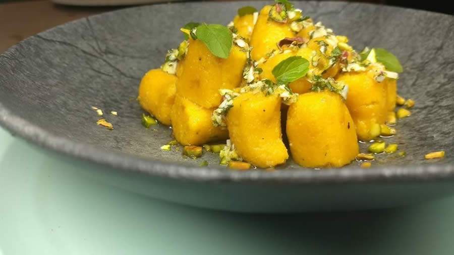 Chef ensina diferencial em receita de nhoque vegetariano