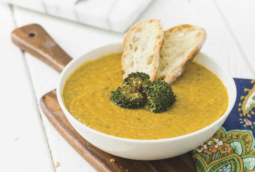 Receitas de de sopas para aquecer o inverno, que agradaram at&eacute; paladares veganos:&nbsp;Sopa Cremosa de Br&oacute;colis e&nbsp;Cheddar