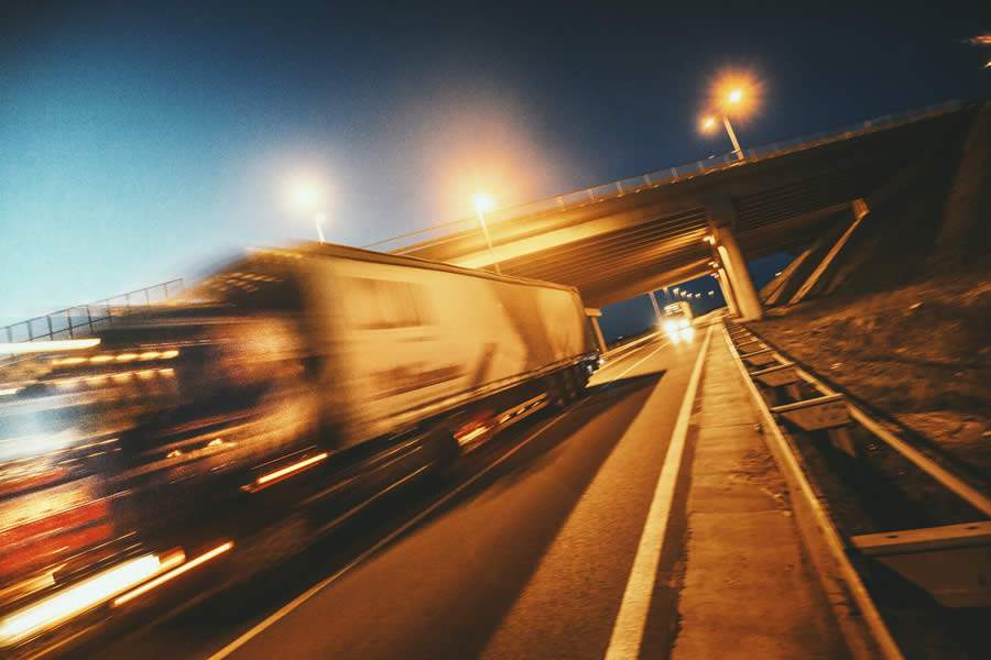Altura de baus de caminhões em viadutos - Getty Images