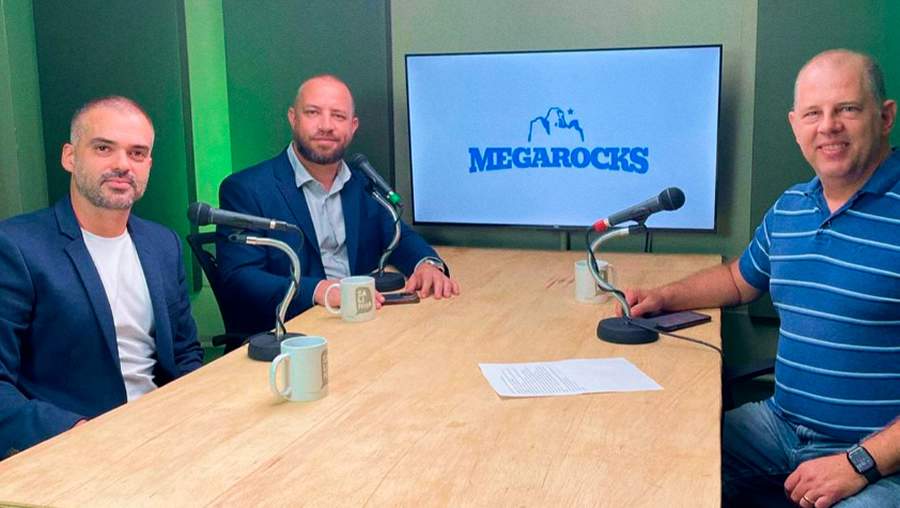 Fabricio Peruzzo ao lado dos sócios da Megarocks Consórcios, Guilherme Benetti e Felipe Gabriel - Divulgação