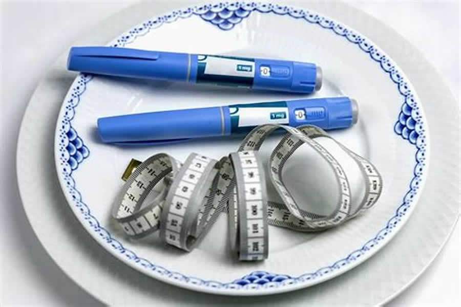   Retatrutida &eacute; uma nova classe de medicamento em estudo para tratamento da obesidade, que atua simultaneamente em tr&ecirc;s horm&ocirc;nios ligados ao controle da fome, do metabolismo e da saciedade.