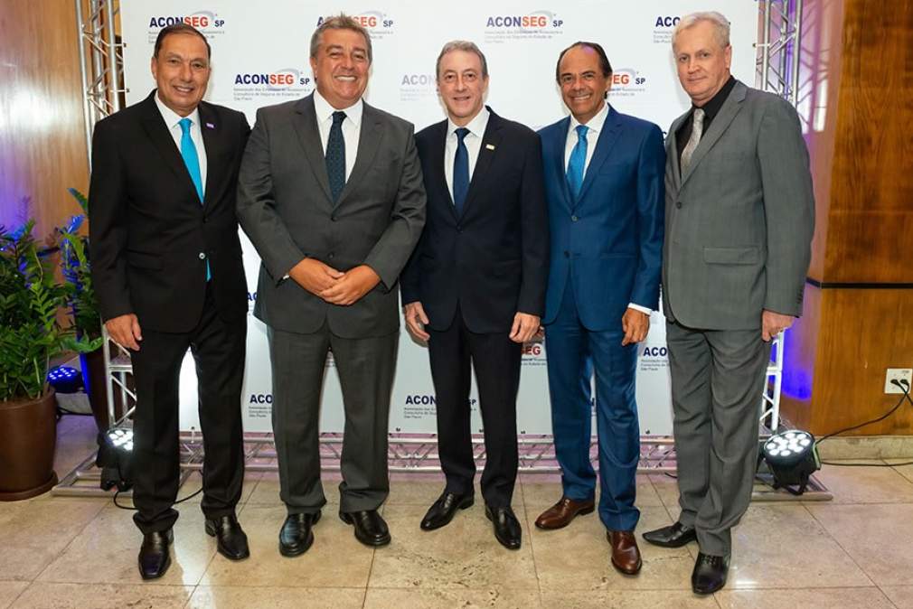 O presidente da Aconseg-RJ, Luiz Philipe Baeta Neves (segundo da esquerda para a direita), junto com a diretoria da Aconseg-SP