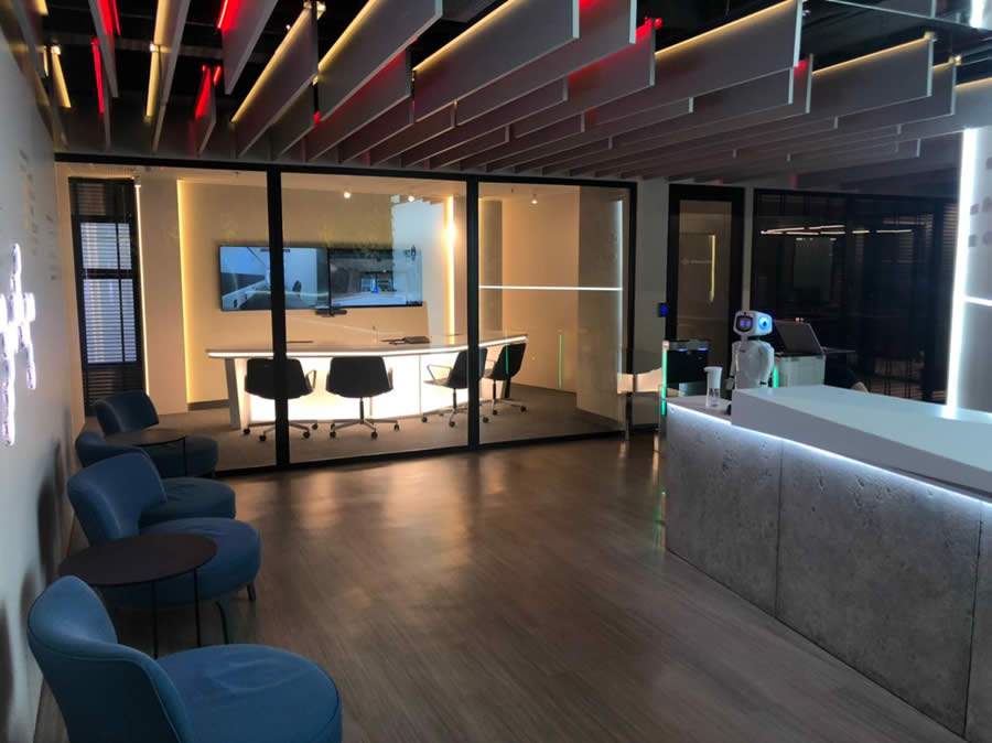 O Tinbot, primeiro robô brasileiro interativo que reúne Inteligência Artificial, Cognição e IoT recepciona, cumprimenta e interage com todos que entram na sede mediante identificação. - Divulgação