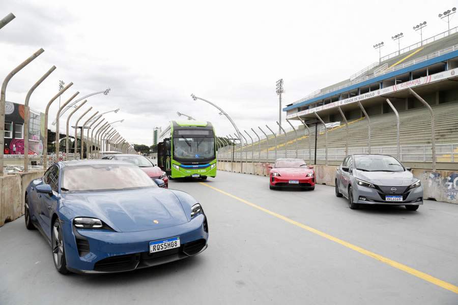 Carros e &ocirc;nibus el&eacute;tricos apresentados com as adequa&ccedil;&otilde;es na pista do Samb&oacute;dromo do Anhembi para a F&oacute;rmula E. Foto: Jose Cordeiro/ SPTuris.