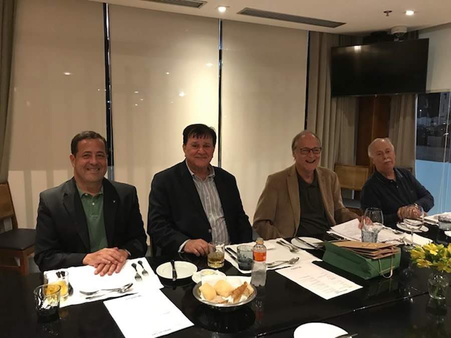 Da esquerda para direita, mesa diretora do jantar de outubro: Marcus Vinicius Martins; Gilberto Villela;&nbsp;Anselmo Abrantes Fortuna e Jorge Carvalho - Foto: Divulga&ccedil;&atilde;o