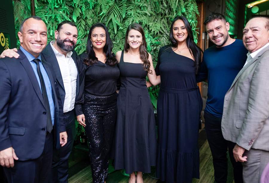 Executivos da operadora de sa&uacute;de MedS&ecirc;nior e da Simetria Brasil durante evento de premia&ccedil;&atilde;o