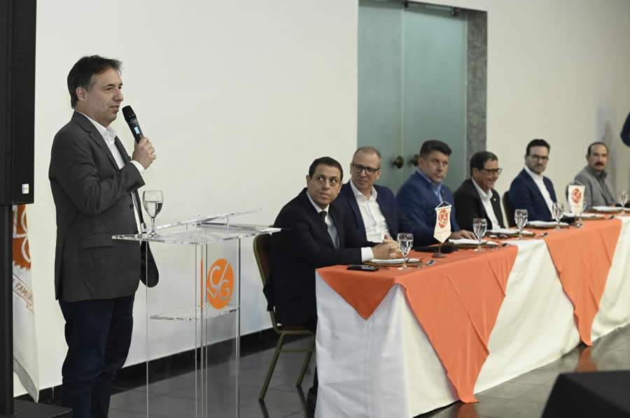 Da esquerda para a direita: Denis Morais, presidente da Fenacap; Marcelo Rocha, assessor do presidente da ENS; José Pires, diretor-presidente da Bradesco Capitalização; Octávio Perissé, presidente do Conselho Consultivo do CVG-RJ; Edson Calheiros, presidente do CVG-RJ; Luciano Graneto Vieira, diretor-presidente da Kovr Capitalização e Jorge Andrade, presidente da Capemisa Capitalização. Foto: Edilson Barbosa