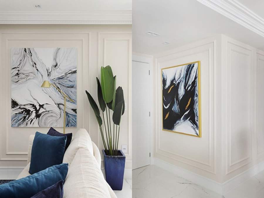 No living com atmosfera moderna, mas fortemente pautado nas refer&ecirc;ncias cl&aacute;ssicas, as boiseries &lsquo;emolduram&rsquo; as obras de arte | Projeto Gabriela Mendes Arquitetura Foto: Mariana Orsi