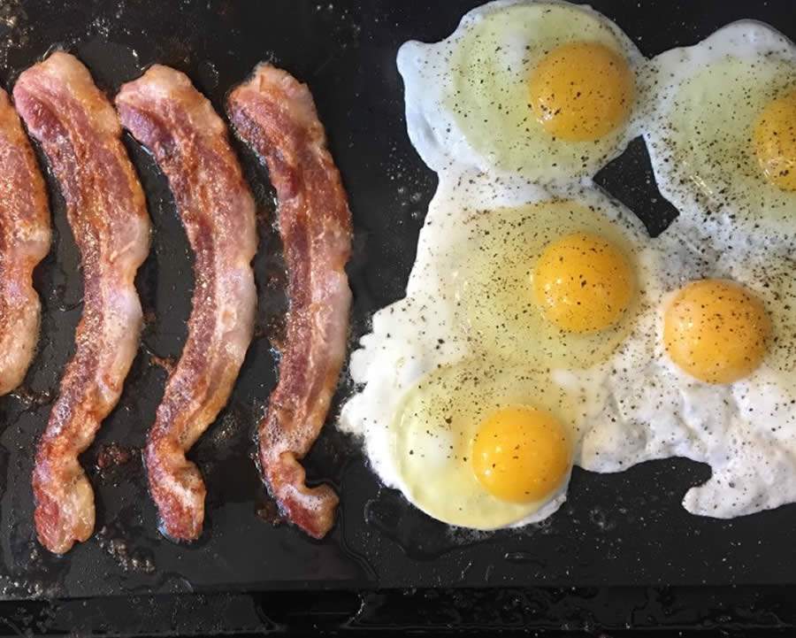 Ovos, laticínios e bacon são ricos em gorduras e podem elevar os índices de colesterol - @davephelps via Twenty20
