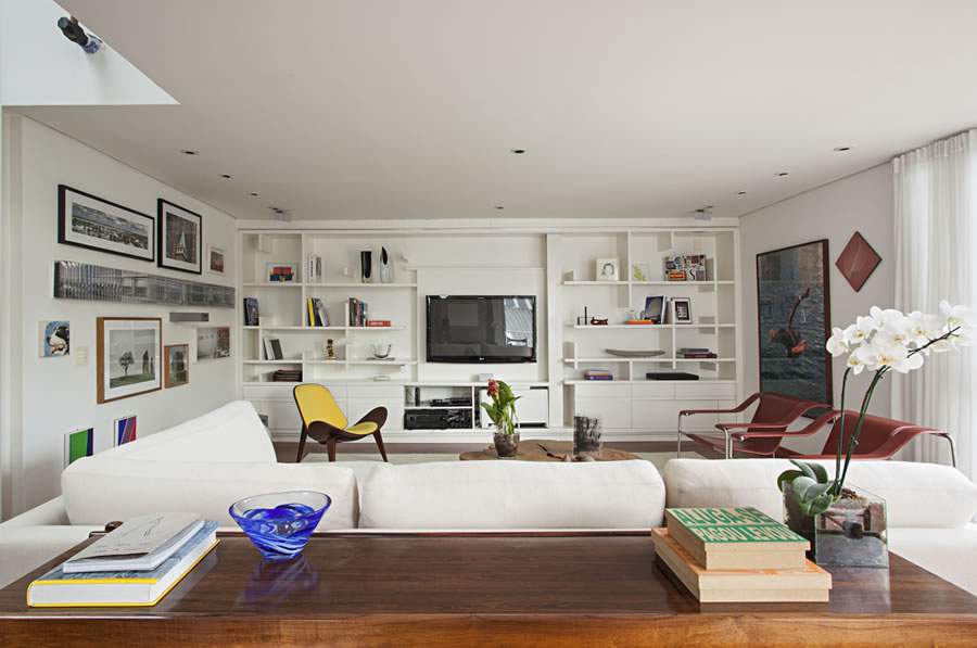 Para o escrit&oacute;rio comandado pelas arquiteta Ieda e Carina Korman, &eacute; preciso considerar o estilo geral do ambiente para melhor escolher as estrat&eacute;gias criativas que ser&atilde;o utilizadas para destacar as paredes | Projeto do escrit&oacute;rio Korman Arquitetos | Foto: Gui Morelli