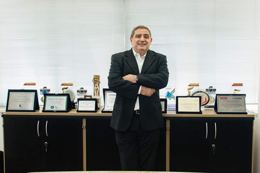 Divulgação James Theodoro / Por Adriano Reis