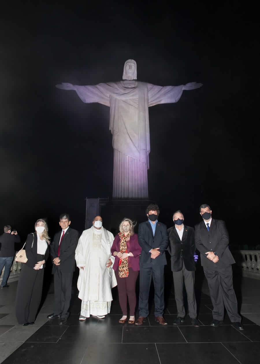 A diretoria do CVG-RJ com padre Omar e os diretores do CCS-RJ, Dayse Magesti e Marco Aur&eacute;lio Marques Foto: Danielle Medeiros