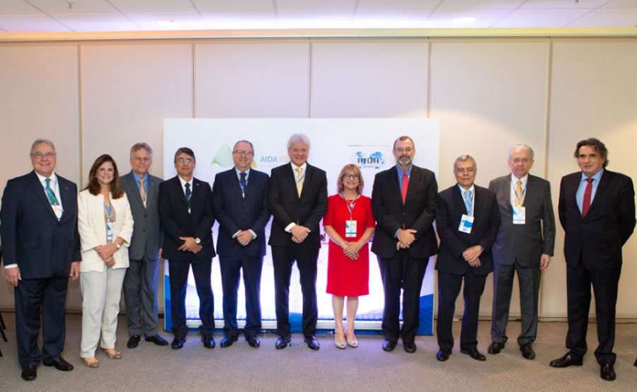 Lideranças do setor de seguros, autoridades e representantes da AIDA na abertura do AIDA Rio 2018.