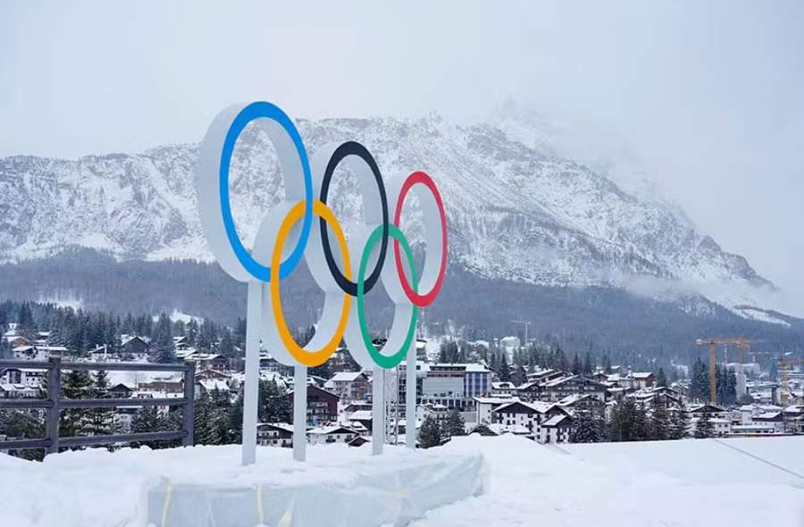 Os an&eacute;is ol&iacute;mpicos sob a neve da cidade de Cortina - Creative Commons