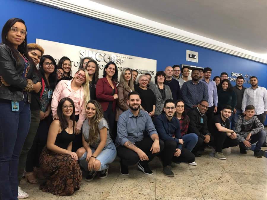 Jovens s&atilde;o treinados para trabalhar em corretoras de seguros, em S&atilde;o Paulo