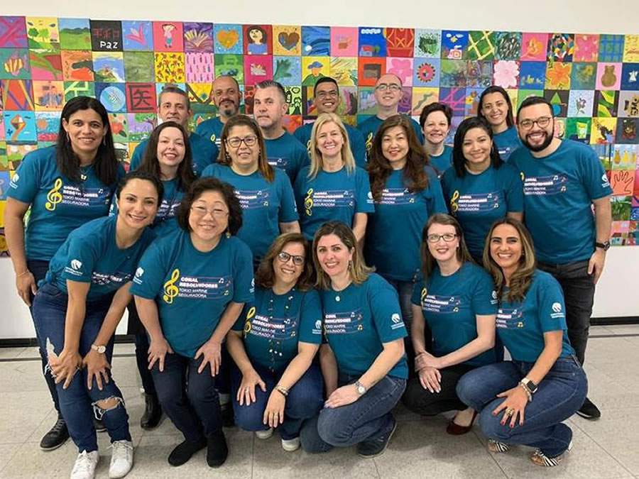 Coral da Tokio Marine reunido para apresentação no Hospital da AACD, no sábado (9)