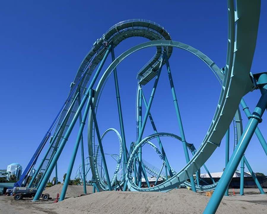 Construída pela Bolliger &amp; Mabillard, a Emperor está localizada próximo a atração Jorney to Atlantis, na zona oeste do parque